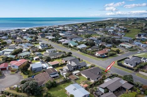 Photo of property in 18 Reeves Street, Waikanae Beach, Waikanae, 5036
