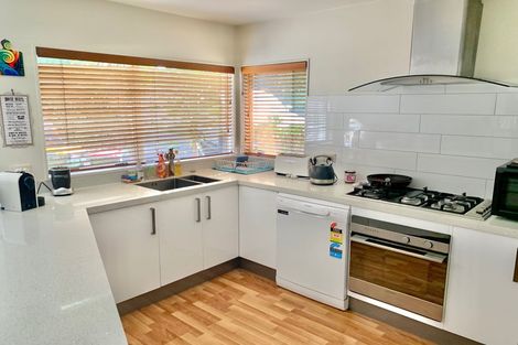 Photo of property in 31 Rifleman Rise, Unsworth Heights, Auckland, 0632