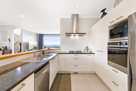 Photo of property in 32 Provence Esplanade, Te Atatu Peninsula, Auckland, 0610