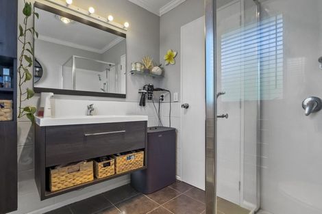 Photo of property in 2/130 Sandspit Road, Shelly Park, Auckland, 2014