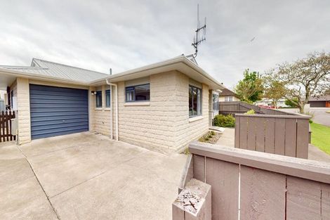 Photo of property in 2 Pinedale Parade, Milson, Palmerston North, 4414