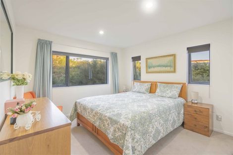 Photo of property in 13 Bintulu Place, Fairview Heights, Auckland, 0632