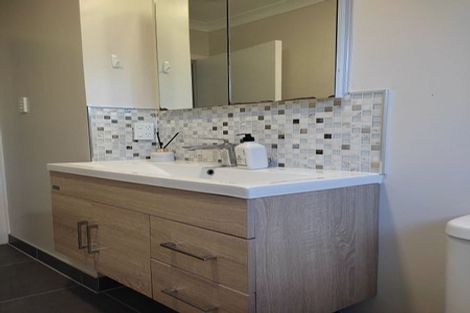 Photo of property in 28 Ocean View Road, Northcote, Auckland, 0627