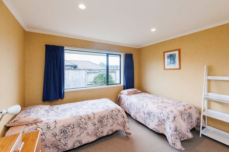 Photo of property in 24 Johnstone Drive, Fitzherbert, Palmerston North, 4410