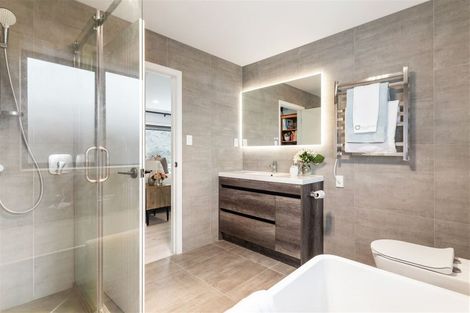 Photo of property in 33d Wairau Road, Forrest Hill, Auckland, 0627