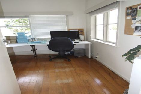 Photo of property in 1/130 Sunset Road, Unsworth Heights, Auckland, 0632