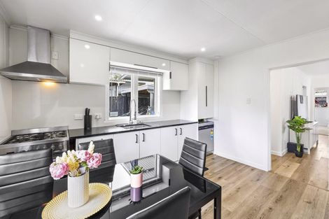 Photo of property in 2/176 Henderson Valley Road, Henderson, Auckland, 0612