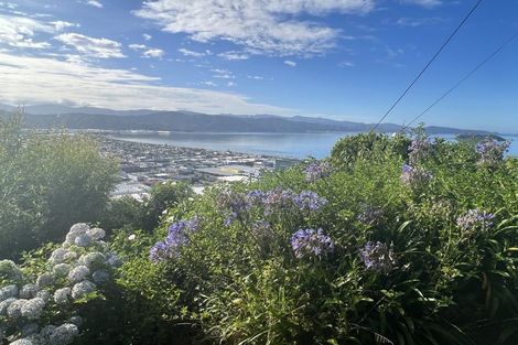 Photo of property in 28 Singers Road, Korokoro, Lower Hutt, 5012