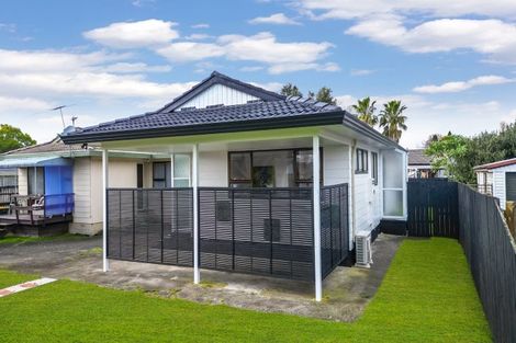 Photo of property in 2/8 Kirrama Place, Conifer Grove, Takanini, 2112