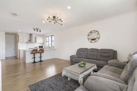 Photo of property in 33 Cobham Crescent, Kelston, Auckland, 0602