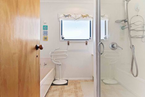 Photo of property in 2/11 Parramatta Place, Botany Downs, Auckland, 2010