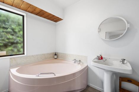 Photo of property in 7 Rika Place, Kawaha Point, Rotorua, 3010