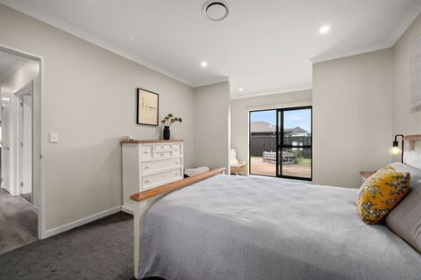 Photo of property in 2 Madden Avenue, Kumeu, 0810