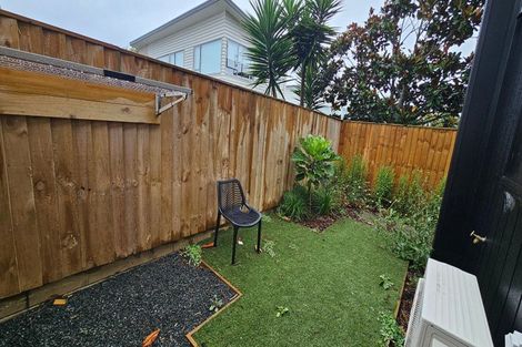 Photo of property in 10/23 Awaroa Road, Sunnyvale, Auckland, 0612