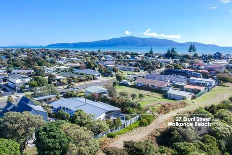 Photo of property in 27 Eruini Street, Waikanae Beach, Waikanae, 5036