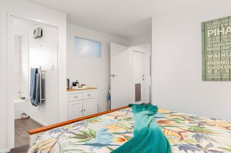 Photo of property in 2/60 Moncks Spur Road, Redcliffs, Christchurch, 8081