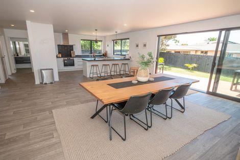 Photo of property in 24 Dudley Crescent, Cable Bay, 0420