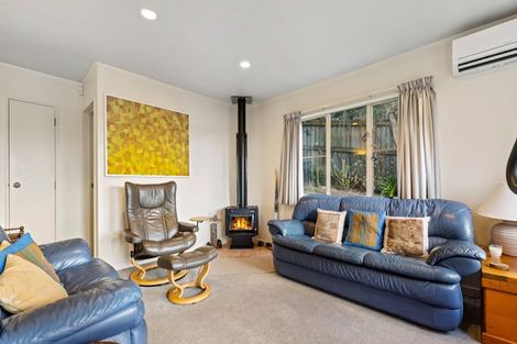 Photo of property in 2/30 Sunset Road, Unsworth Heights, Auckland, 0632