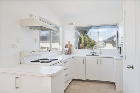Photo of property in 28 Dallinghoe Crescent, Milford, Auckland, 0620