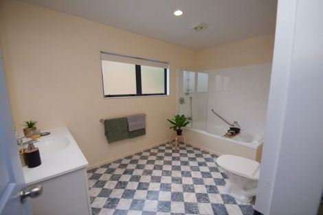 Photo of property in 33 Amesbury Drive, Churton Park, Wellington, 6037