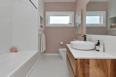 Photo of property in 34 Beach Road, Onerahi, Whangarei, 0110