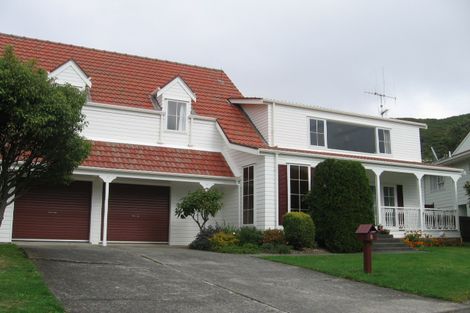 Photo of property in 2 Newnham Court, Tawa, Wellington, 5028