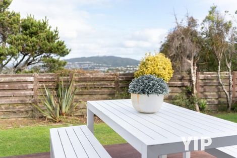 Photo of property in 14 Cheyne Walk, Newlands, Wellington, 6037