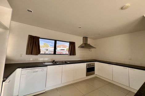 Photo of property in 8a Eske Place, Highland Park, Auckland, 2010