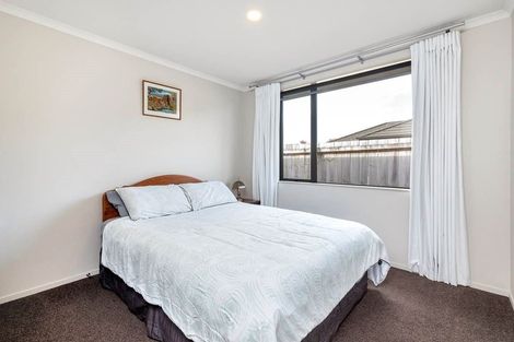 Photo of property in 8 Drumkeen Place, Rosehill, Papakura, 2113