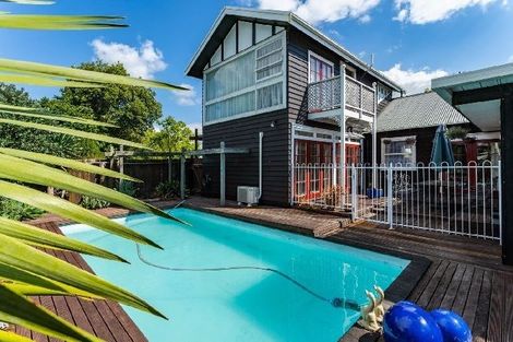 Photo of property in 475 Glenfield Road, Glenfield, Auckland, 0629