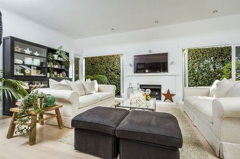 Photo of property in 10 Tiri Road, Milford, Auckland, 0620