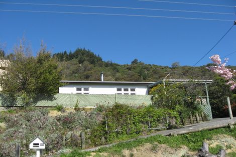 Photo of property in 83 Milton Terrace, Picton, 7220