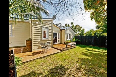 Photo of property in 2/42c Schnapper Rock Road, Schnapper Rock, Auckland, 0632