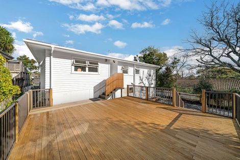 Photo of property in 4 Sunnyside Road, Sunnyvale, Auckland, 0612