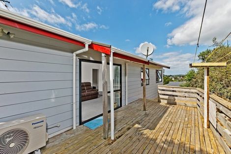 Photo of property in 1/1 Cheval Drive, Totara Vale, Auckland, 0629