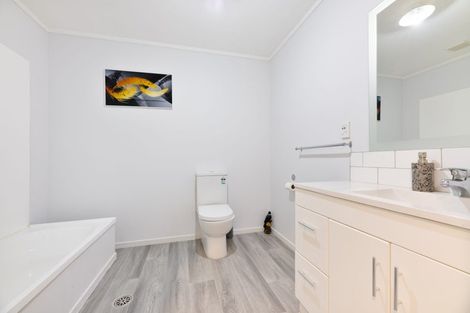 Photo of property in 21 Stephen Avenue, Henderson, Auckland, 0610