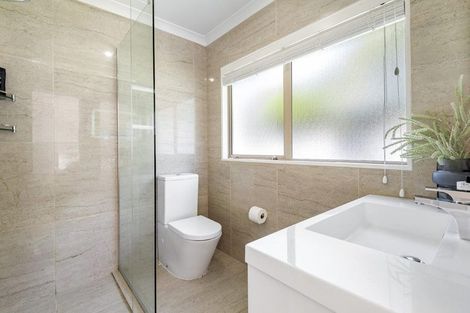 Photo of property in 12 English Oak Drive, Schnapper Rock, Auckland, 0632