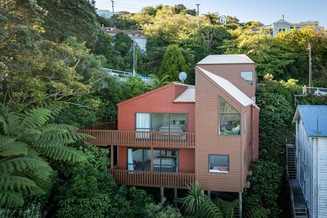 Photo of property in 16 Garden Road, Northland, Wellington, 6012