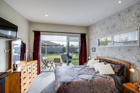 Photo of property in 52 Orotu Drive, Poraiti, Napier, 4112