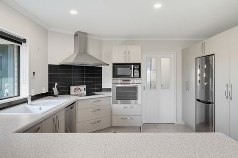 Photo of property in 52 Tennyson Avenue, Kelvin Grove, Palmerston North, 4414