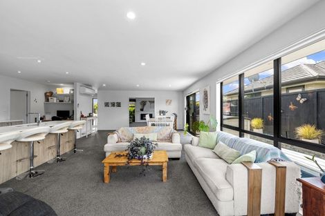 Photo of property in 15 Pohutukawa Parade, Riverhead, 0820