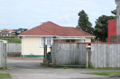 Photo of property in 61 Omata Road, Marfell, New Plymouth, 4310