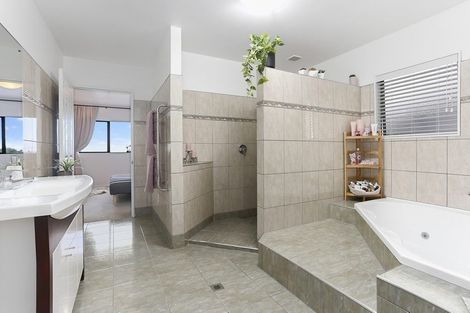 Photo of property in 11 Greenleaf Way, Northcross, Auckland, 0630