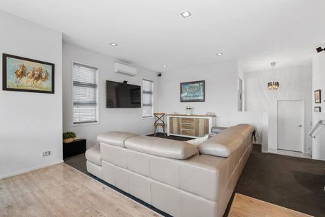 Photo of property in 15 Beechwood Road, Rothesay Bay, Auckland, 0630