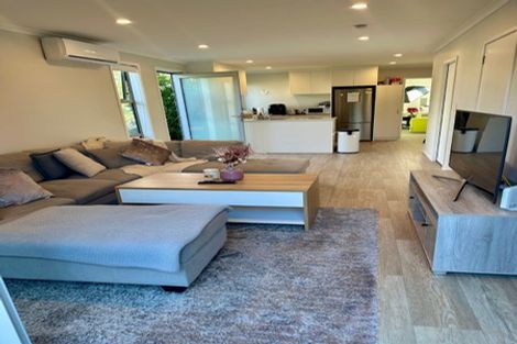 Photo of property in 1a Pavola Grove, Glenfield, Auckland, 0629