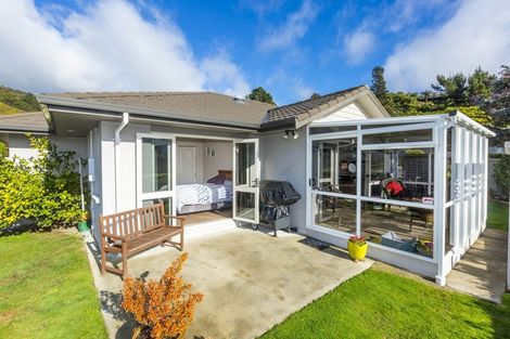 Photo of property in 48 King Charles Drive, Kingsley Heights, Upper Hutt, 5018