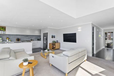 Photo of property in 5 Curnow Way, Kaiwharawhara, Wellington, 6035