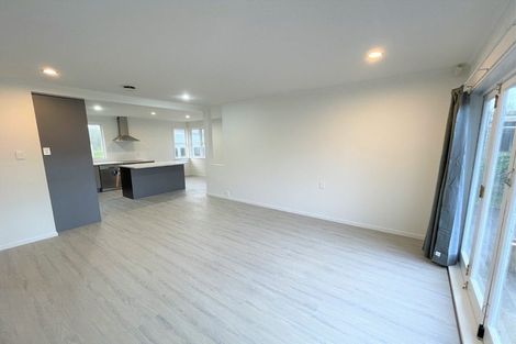 Photo of property in 21 Chilcott Road, Henderson, Auckland, 0612