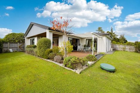 Photo of property in 15 Vogwill Road, Kumeu, 0810