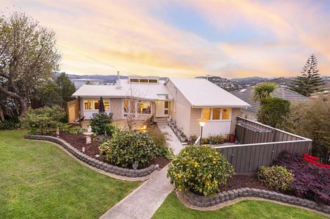 Photo of property in 36 Mana View Road, Paremata, Porirua, 5026